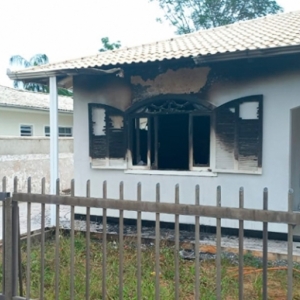 Residência tem cômodo destruído por incêndio; causas não foram identificadas 