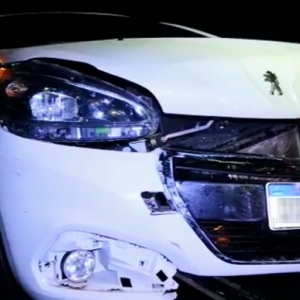 Carro colide contra mureta de viaduto na BR-101 e motorista foge do local