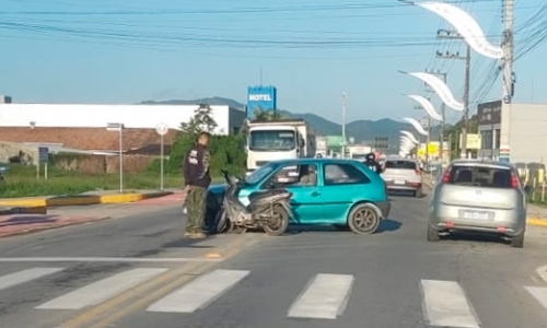 Motoqueiro leva a pior e fica ferido após colisão contra carro em avenida