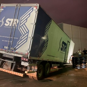 Carreta desengata de “cavalo” e fica caída sobre rua de Tijucas