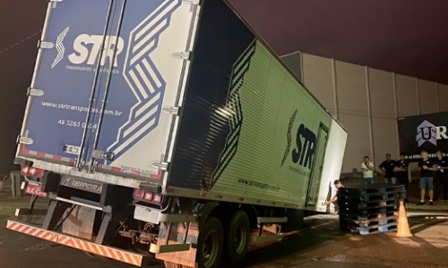Carreta desengata de “cavalo” e fica caída sobre rua de Tijucas