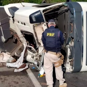 Caminhão com placas da região se envolve em grave acidente no Paraná