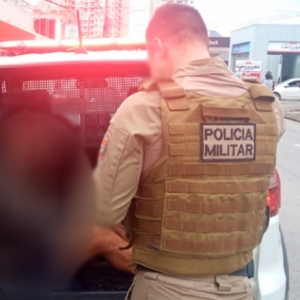 Após invadir casa e furtar portão, homem é encontrado carregando item nos ombros