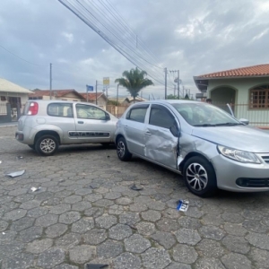 Veículos se envolvem em colisão em cruzamento de Tijucas