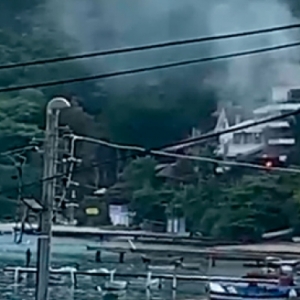 Refrigerador pega fogo e chamas atingem parede de madeira em pousada