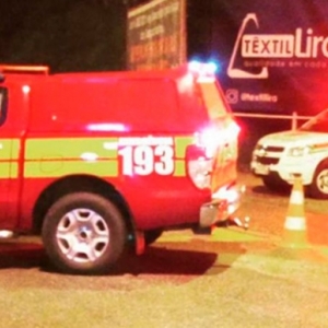 Motociclista de 26 anos morre após colisão contra carro em esquina