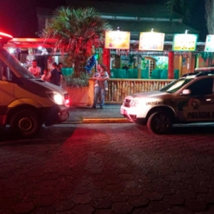 EM TIJUCAS: Tentativa de assalto em lanchonete termina com cliente baleado