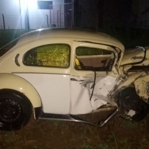 Colisão violenta entre dois carros deixa duas pessoas feridas na SC-410