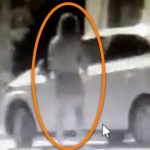 VÍDEO - Câmeras de segurança flagram tentativa de furto a automóvel 