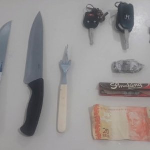 Adolescentes são detidos após roubar carro de mulher; vítima entrava na garagem