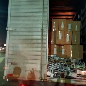 Com 125 mil maços de cigarro, caminhão com placas da região é parado em fiscalização