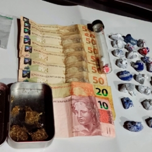 Traficante é preso com porções de maconha, cocaína e ecstasy