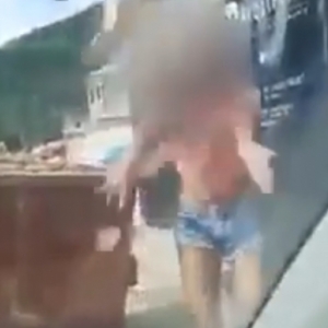 Ataque em plena rua: mulher quebra carro de ex-companheiro após separação