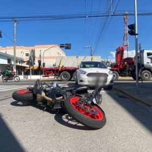 Condutora de moto fica ferida após batida em cruzamento em Tijucas