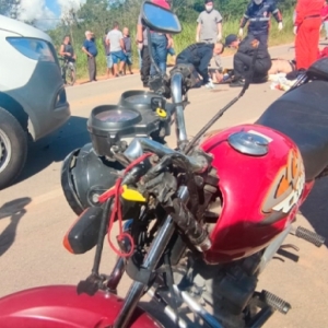 Casal de motociclistas é transportado de helicóptero após acidente na SC-410