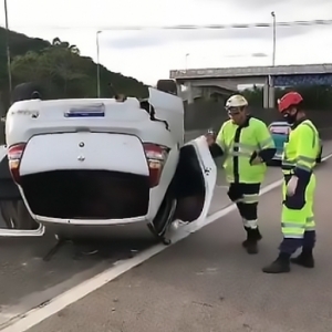 Volta do feriadão com acidente: capotamento deixa mulher ferida na BR-101