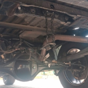 Criminosos furtam estepe de veículo estacionado em Outlet