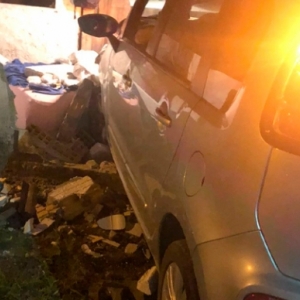 Família é acordada após ter quarto invadido por veículo desgovernado