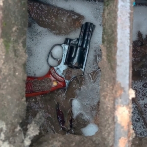 Arma de fogo abandonada na rua assusta mulheres que caminhavam no local