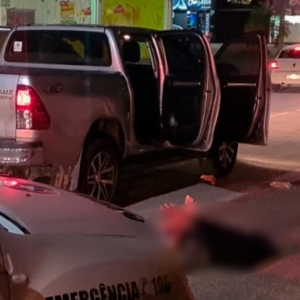 Criminosos são flagrados escoltando veículo furtado