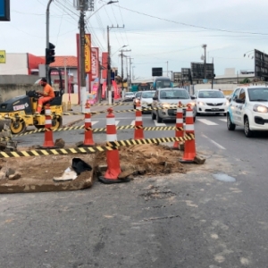 Rompimento em rede provoca transtornos em avenida de Tijucas
