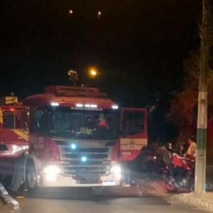 Colisão entre carro e duas motos deixa duas pessoas gravemente feridas e uma morta