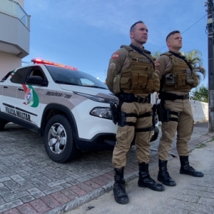 EMOCIONANTE: Policiais relembram salvamento de bebê engasgada com leite