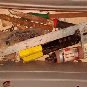 Portões são levados de residências durante a madrugada