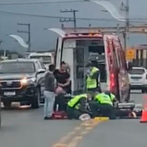 VÍDEO: colisão entre carro e moto deixa motociclista ferida