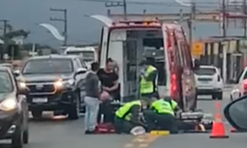 VÍDEO: colisão entre carro e moto deixa motociclista ferida