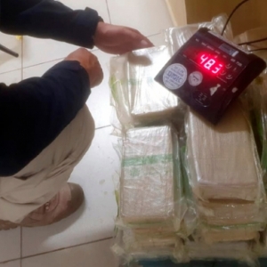 Compartimento secreto de caminhonete esconde carga milionária de cocaína