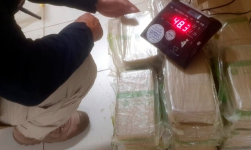 Compartimento secreto de caminhonete esconde carga milionária de cocaína