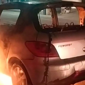 VÍDEO - Carro pega fogo “do nada” e fica completamente destruído