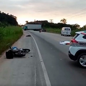 Motoqueiro colide contra capivara, é atingido por van e morre na SC-410