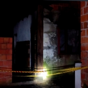Residência tem telhado destruído por incêndio; causas não foram identificadas