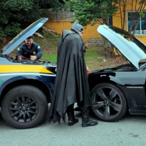 Batman precisa ser socorrido pela Polícia Rodoviária Federal na BR-101