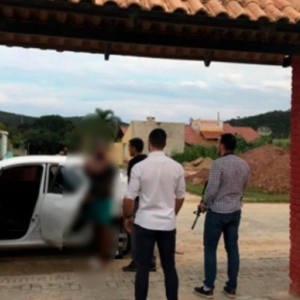 Homem acusado de cometer diversos crimes contra várias mulheres é preso em casa de prostituição