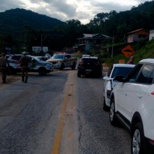 Mulher é hospitalizada após colisão frontal entre dois veículos em rodovia