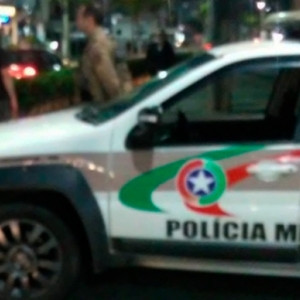 Suposto fotógrafo furta pertences de mulher em avenida movimentada