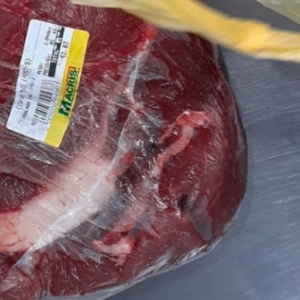 Flagrante de furto em supermercado; autor tentou sair com a calça cheia de produtos