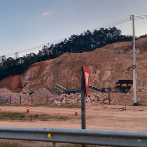 Detonação de rochas na BR-101 causa chuva de pedras, atinge veículos, casas e fere uma pessoa