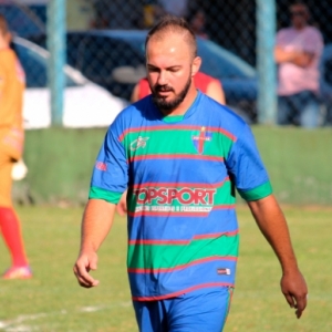 Artilheiro do campeonato marca três gols e Itatiaia vence em casa 