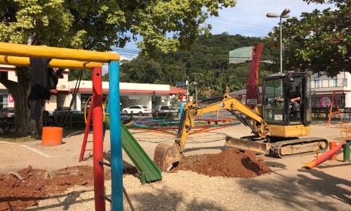 Praça de Nova Trento recebe obras para melhorar infraestrutura 