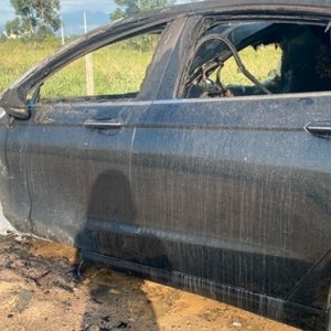 URGENTE: Veículo pega fogo e fica totalmente destruído