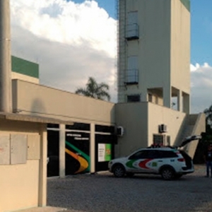 Condenado por homicídio é capturado após espiar policiais