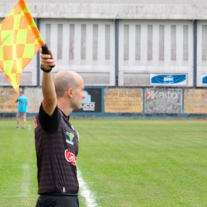 Torcedor tenta agredir bandeirinha durante partida e clube é punido 