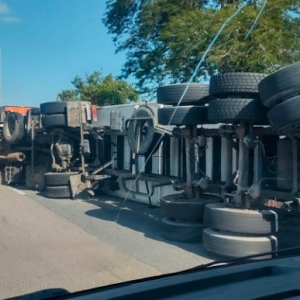 AGORA: Carreta tomba na BR-101 e provoca filas quilométricas