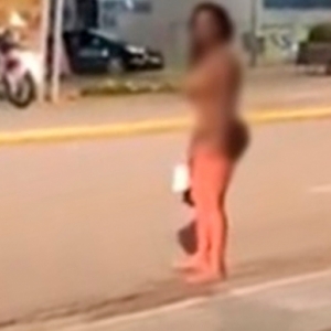 Mulher seminua na rua chama atenção; polícia é acionada e ela é presa
