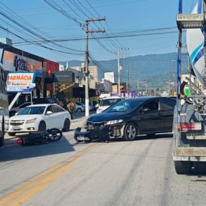 Colisão entre carro e moto deixa uma pessoa ferida