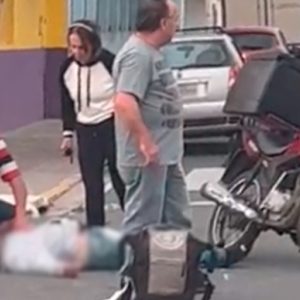 EM TIJUCAS - Duas pessoas ficam feridas em colisão de motos no Centro 
